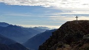 59 Vista sulla croce del Mincucco-torrione roccioso (1832 m)